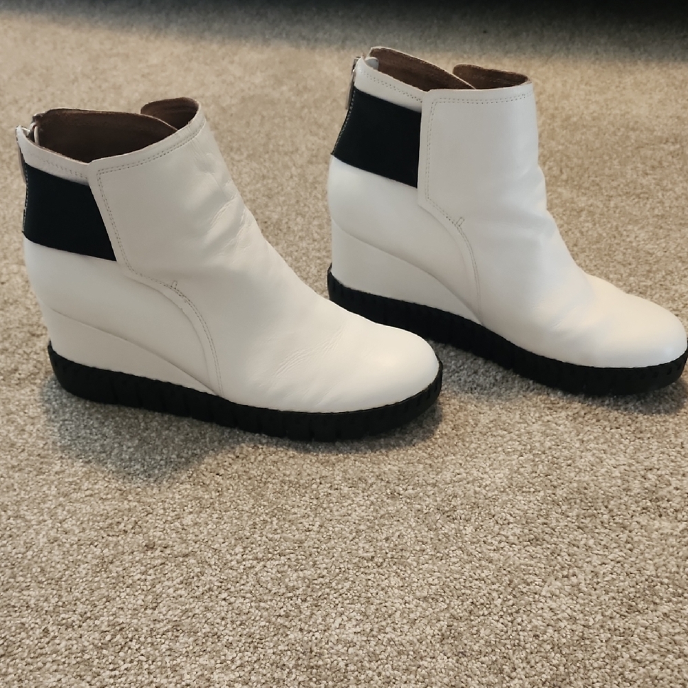 J.Renee @Play White Leather Wedge Ankle Booties